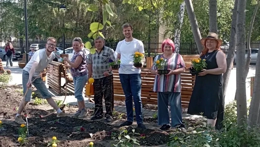 Клумба, которая радует глаз   Весна в Кургане вступила в свою активную фазу, поэтому в городе продол