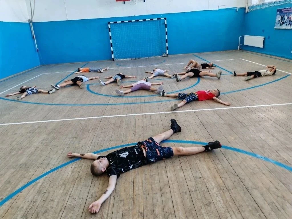 Миссия: БУДЬ ЗДОРОВ! 
    Новый день в пришкольном лагере стартовал с любимой утренней зарядки и мин