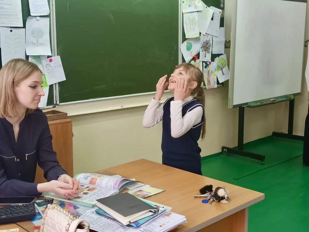ДЕНЬ КНИГОДАРЕНИЯ: 11а VS 2е. ПОБЕДИЛА ДРУЖБА! 🔥  Как приучить младшеклассников к чтению? Легко, есл