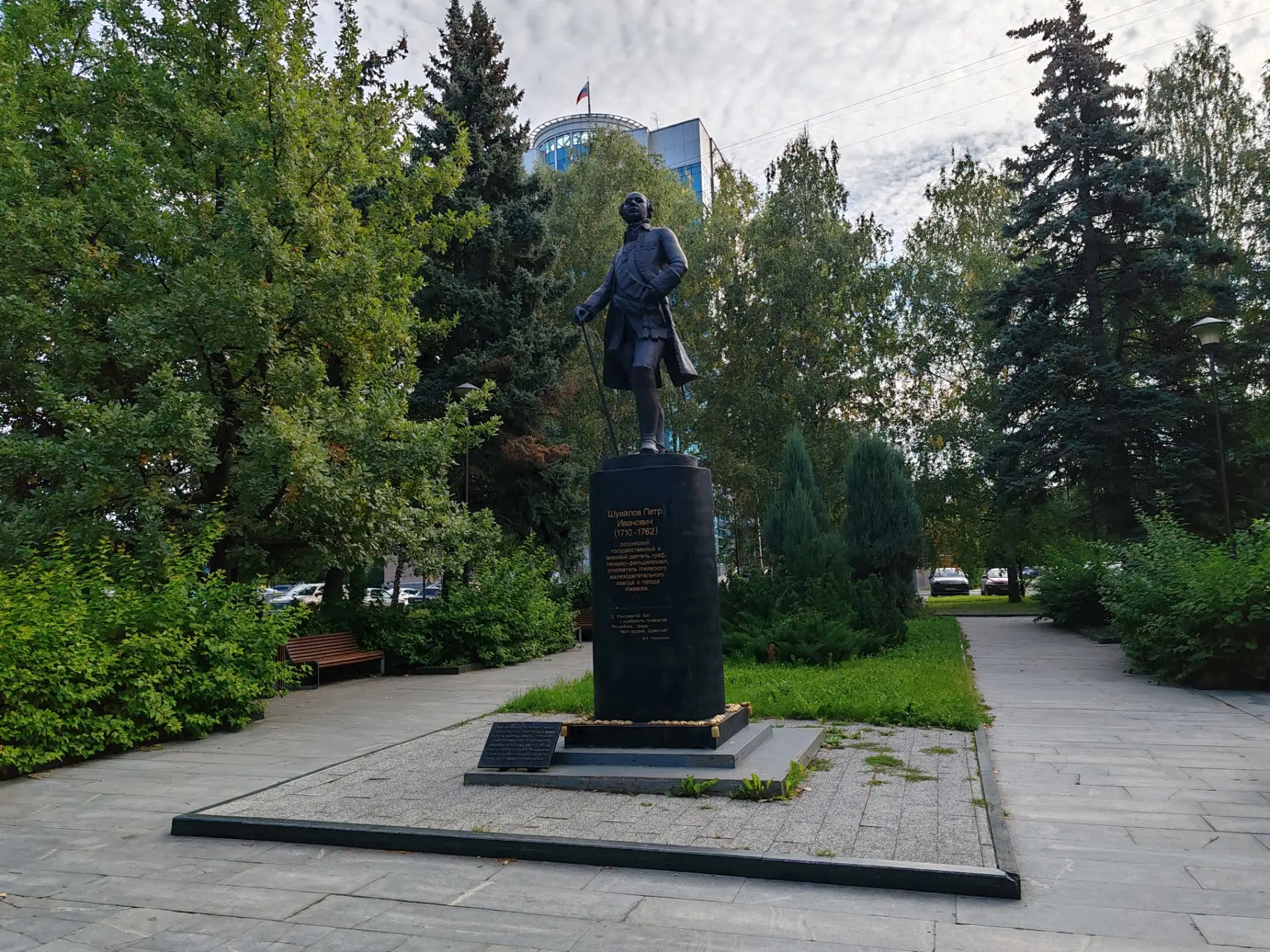 🌳✨ Сквер имени П.И. Шувалова: Тихое место с большой историей в центре Ижевска!