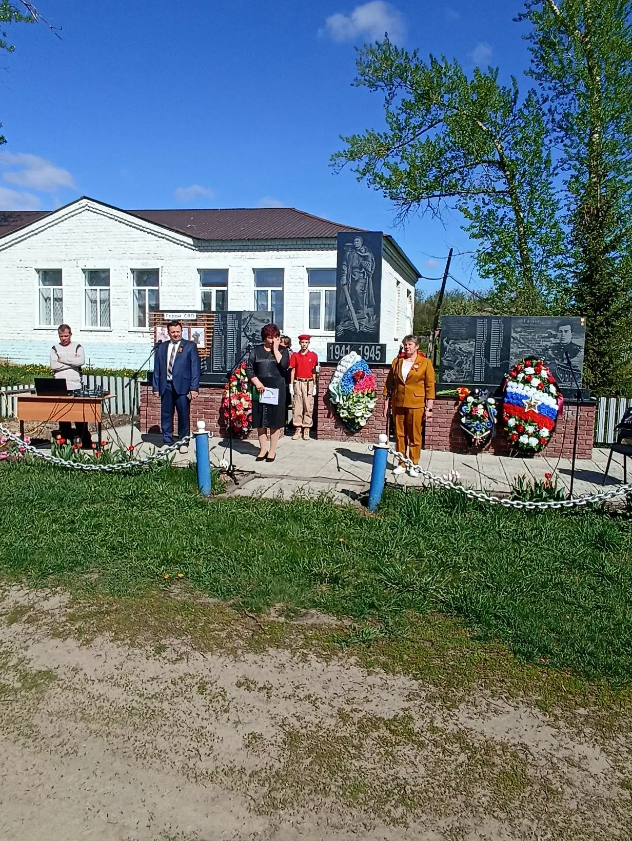 По традиции в День Победы учащиеся, педагоги и работники школы приняли участие в митинг...