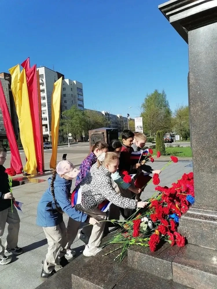 В преддверии 9 мая день в школе начался с торжественно-траурной радиолинейки, которая задала тон все