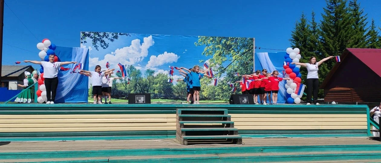 🇷🇺 Наши ребята и педагоги — на сцене Дня России в Ванаваре!