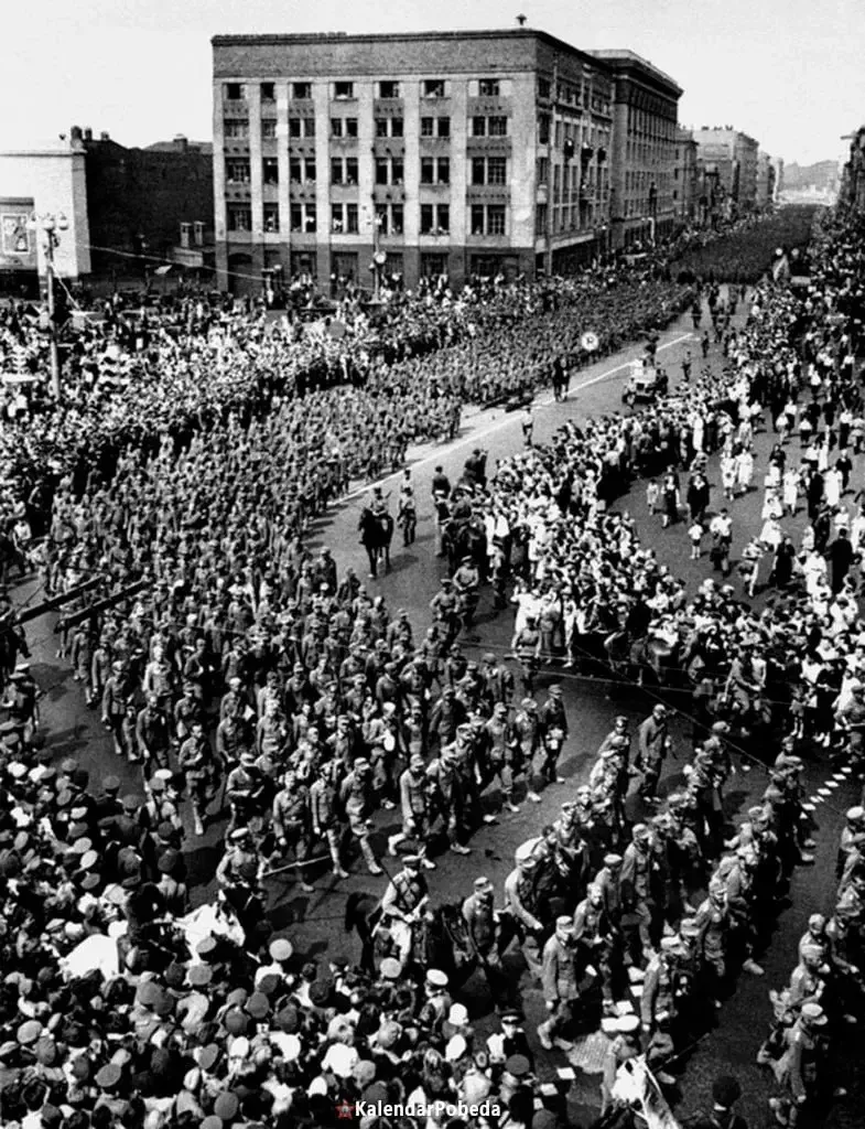 17 июля 1944 года

— в Москве состоялся марш пленных немцев, также известный как "Парад побежденных"