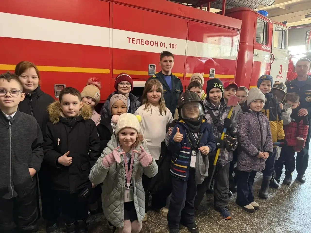 🚒🧑🏻‍🚒17 марта ребята 2Г класса (кл. руководитель Колычева Г.Е.) были на экскурсии в пожарной части №