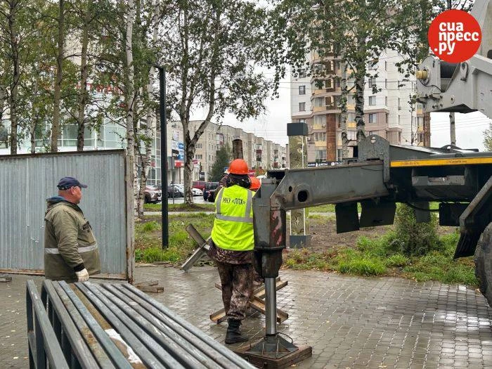 В Сквере Журналиста в Сургуте полностью закрыли участок с просевшим тротуаром. Металлич...