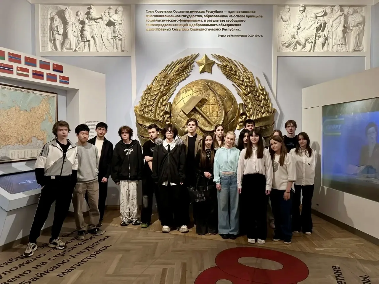🏛️ Погружение в историю  📖 Ученики 10 «А» и 10 «Б» классов отправились в Музей современной истории Р