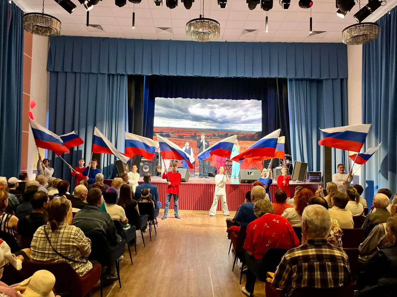 🇷🇺Вице-губернатор Ленобласти Олег Малащенко принял участие в праздновании Дня России в Луге.

В Лу
