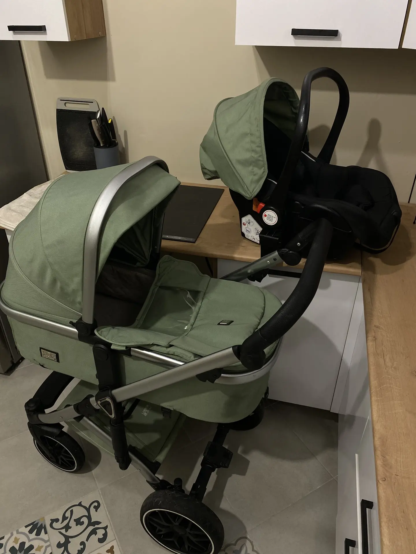 Коляска Luxmom F2A для новорожденных с автолюлькой. В хорошем состоянии, без пятен. Исп...