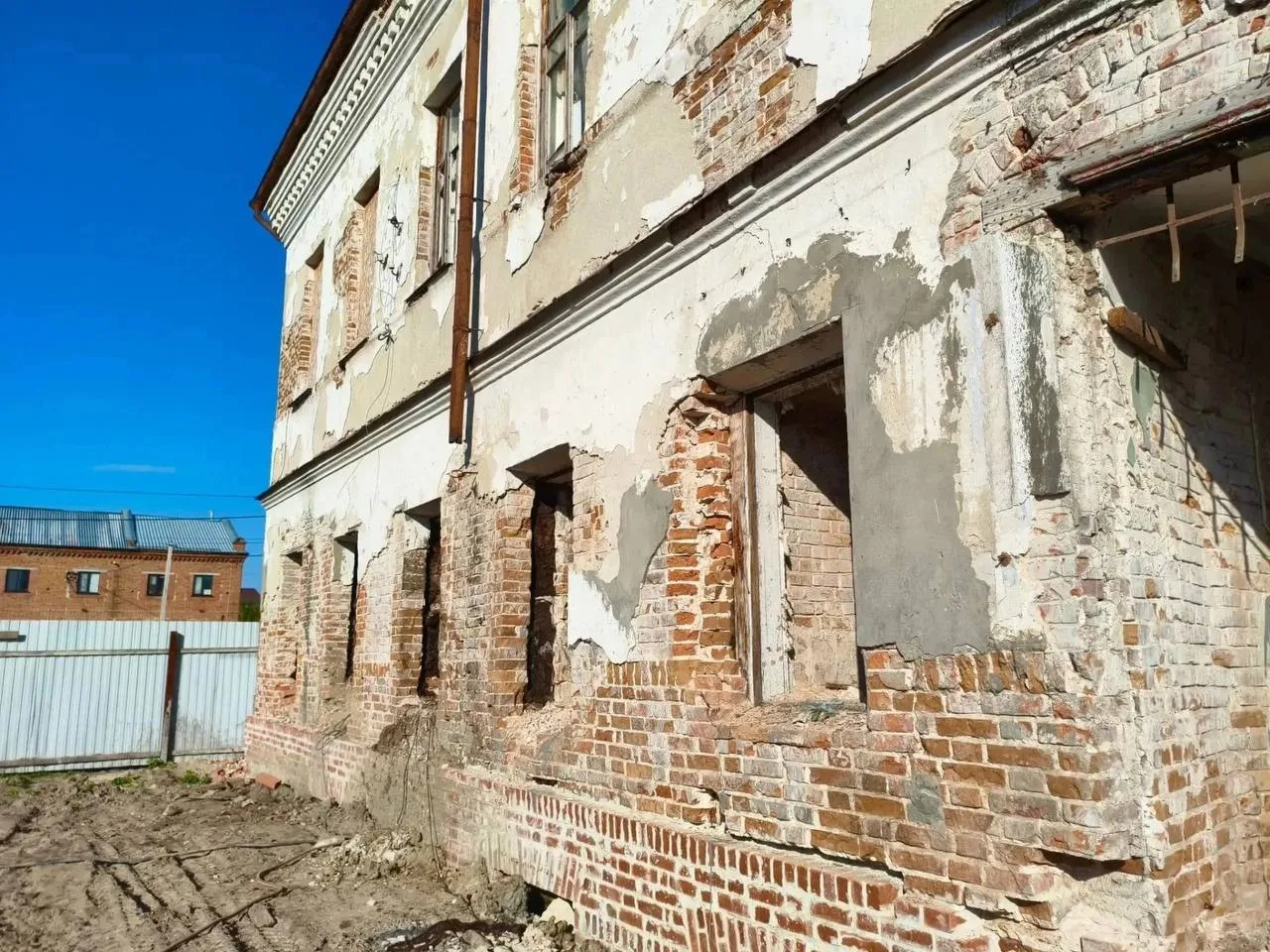 В Тобольске укрепляют стены жилого дома
