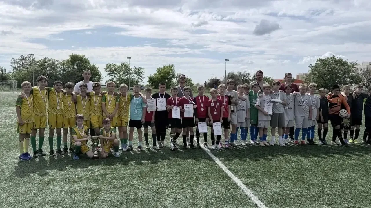Ялтинские школьники – чемпионы «Кожаного мяча» 🔥

⚽️ Команда юных футболистов школы №2 «Школа будущ