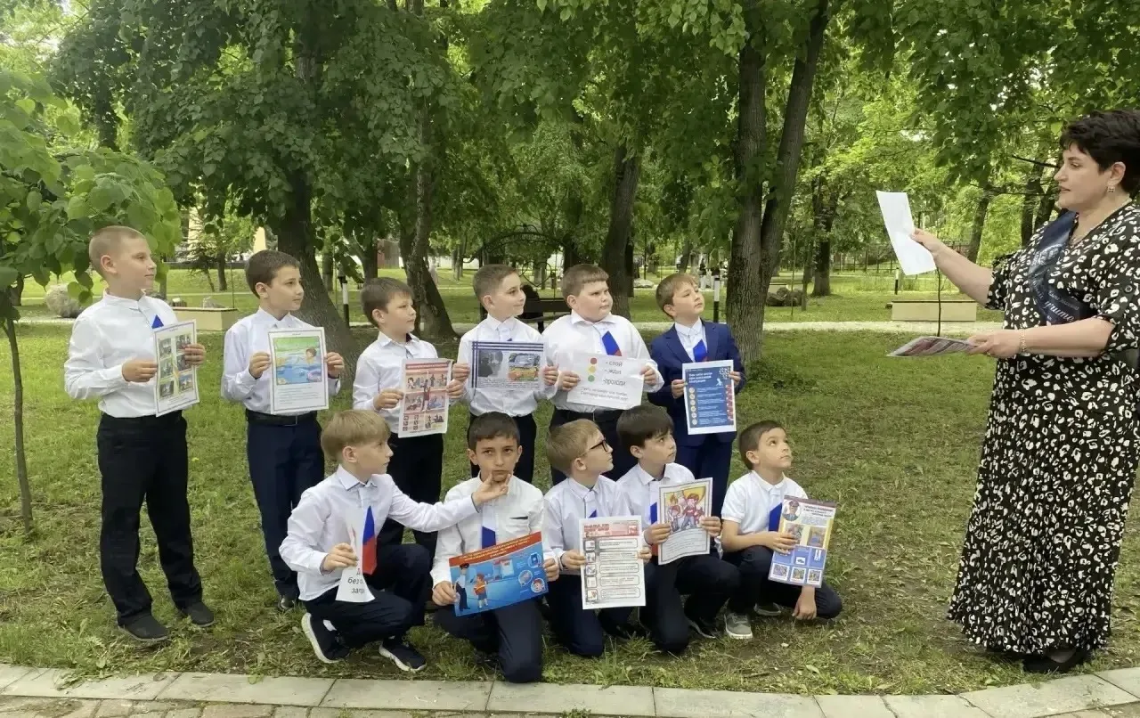 26 мая ученики 2 в класса(классный руководитель Рыльская Е.И.) приняли участие в общешкольной линейк