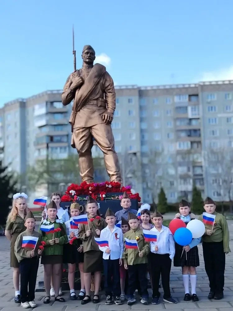 Склоняя головы перед подвигом героев... 🕯️🇷🇺