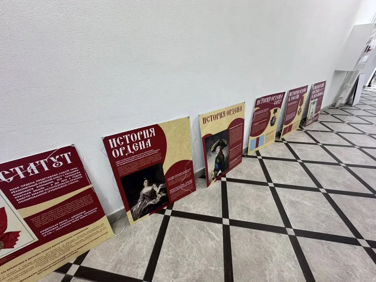 Еще немного — и готово: в 1-м корпусе Герценовского университета развешиваем новую выст...