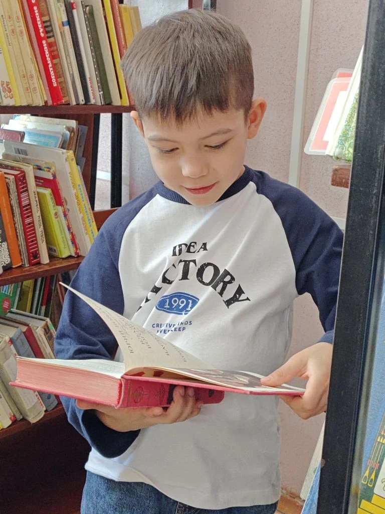 📚✨ В рамках Всероссийской недели детской книги.  💚Ученики 1 «Н» класса вместе с классным руководител