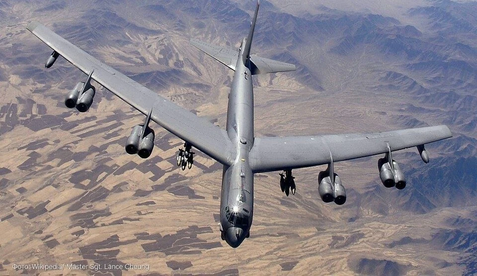 Дальнобойный бомбардировщик США рухнул в Калифорнии

Boeing B-52 Stratofortress разбился на военно-в