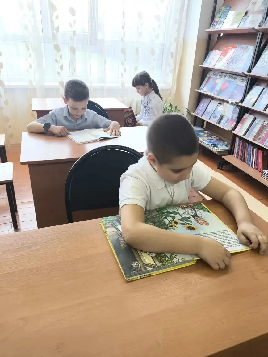 📚Сегодня ученики 1 «А» класса отправились на экскурсию в школьную библиотеку.   Библиотекарь Елена Н