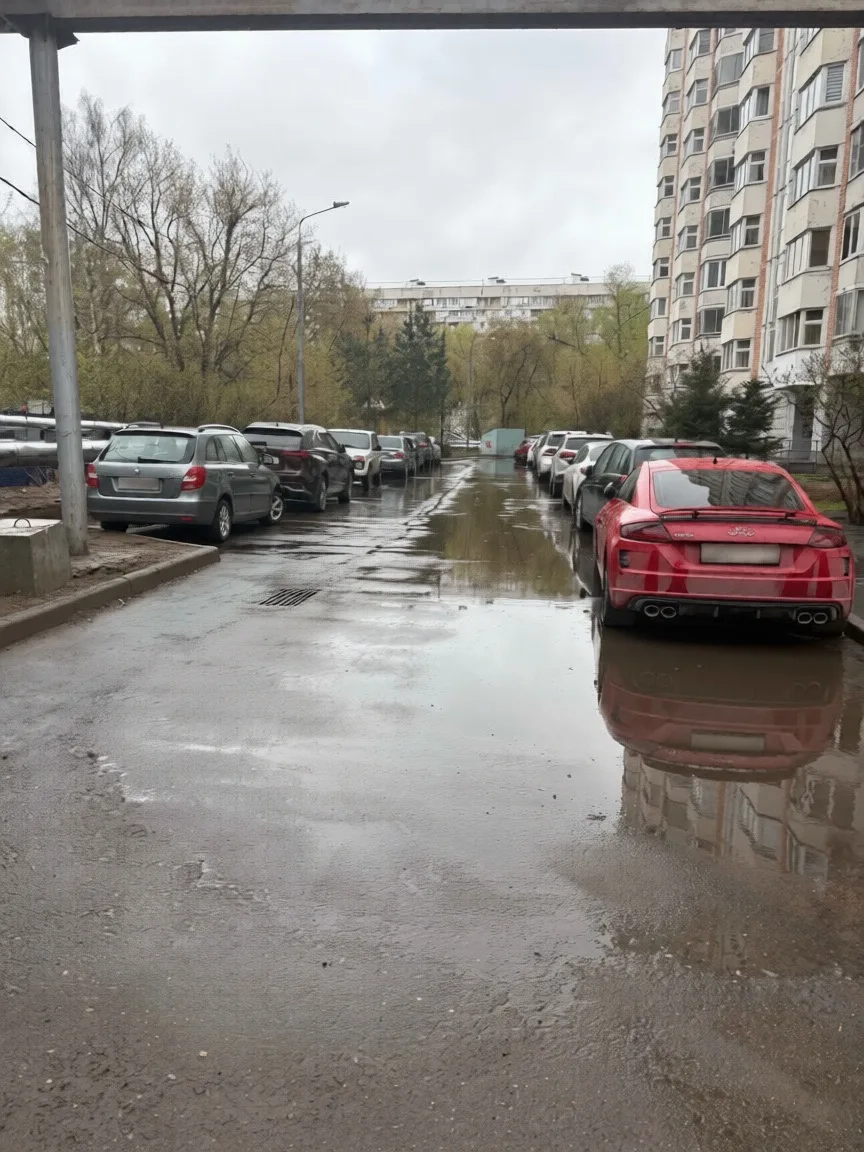 🌧️ У подъезда разлилось настоящее озеро