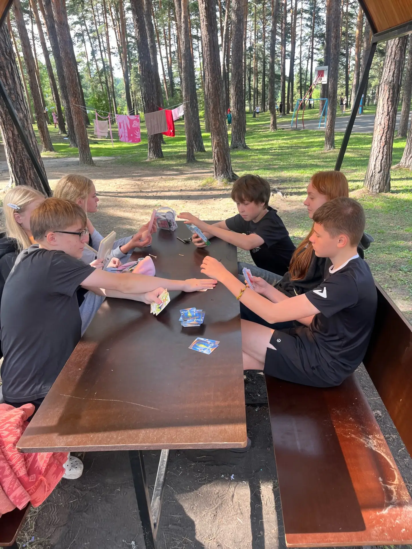 2 отряд играет в настольные игры на свежем воздухе 🎲🌿