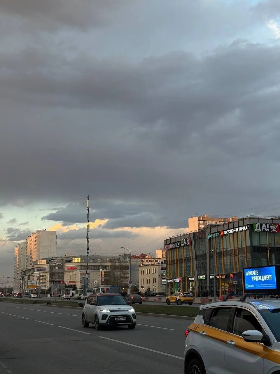🌥Краски воскресного Митинского неба в ожидании холодной недели   Спасибо, что присылаете ваши фото н