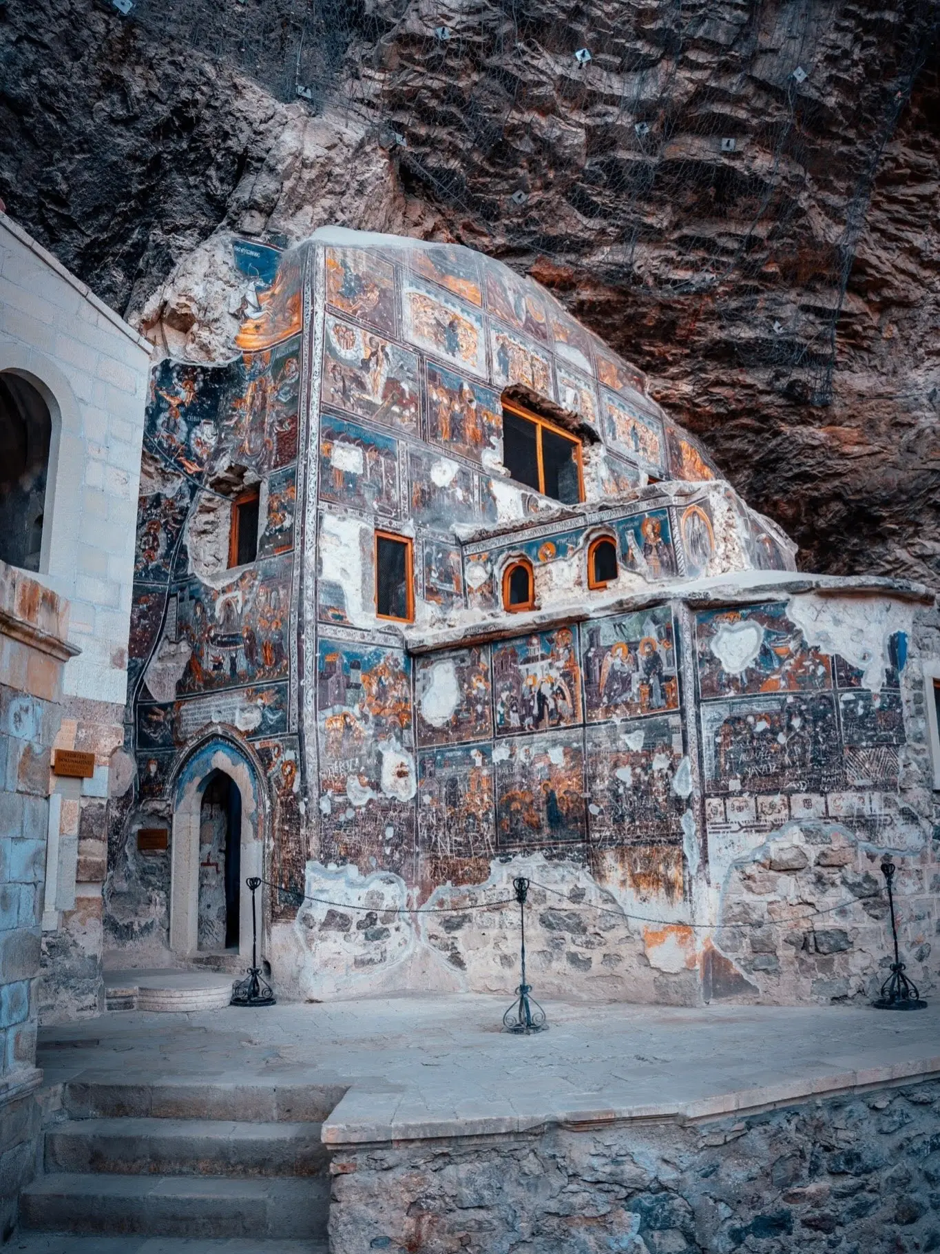⛰️ Монастырь Сумела (Sümela Monastery) словно нарушает законы гравитации, возвышаясь на...