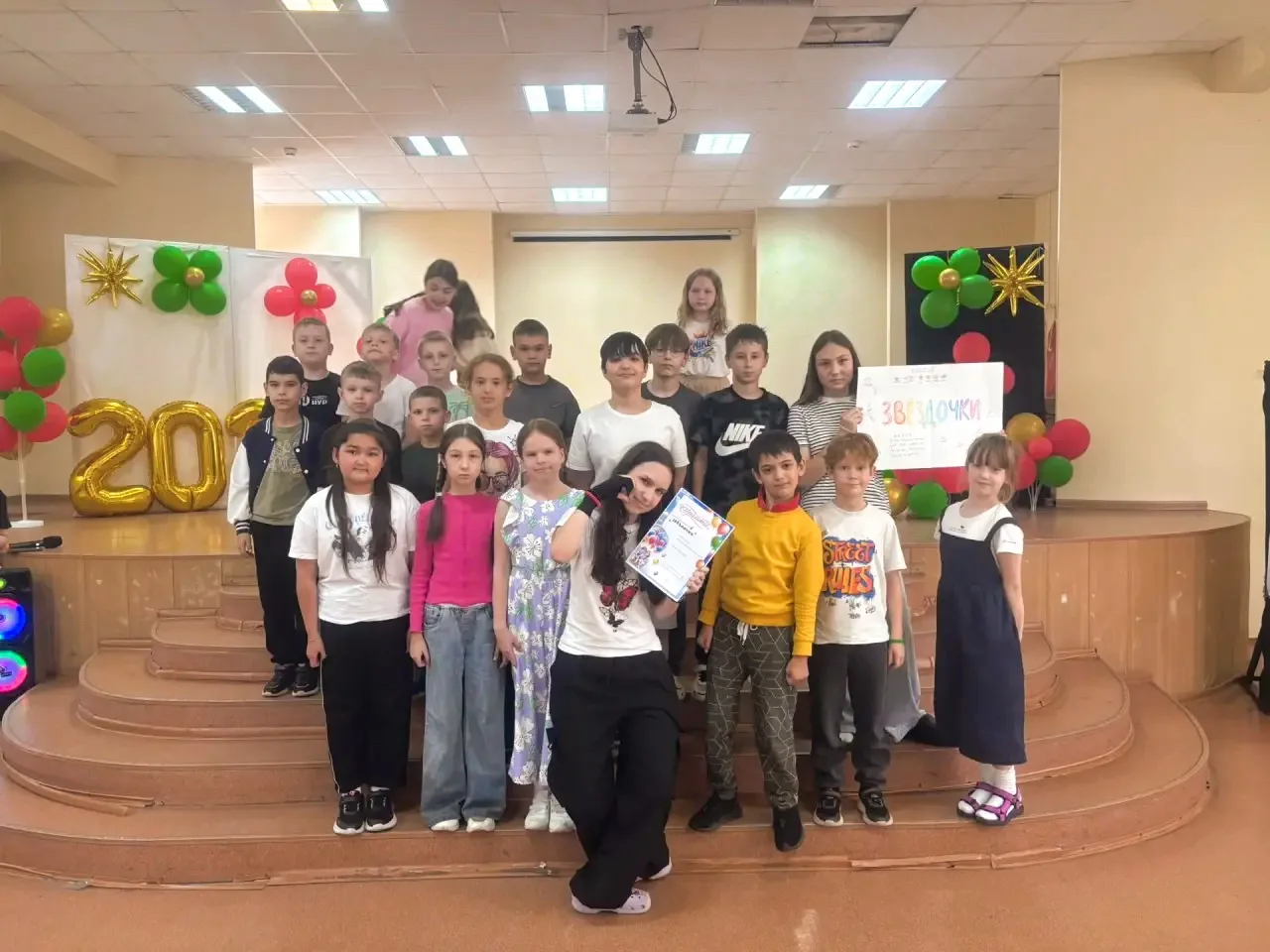 🎭 2 июня — день знакомства с нашими отрядами!

Прошёл первый большой концерт визиток. Ребята показа