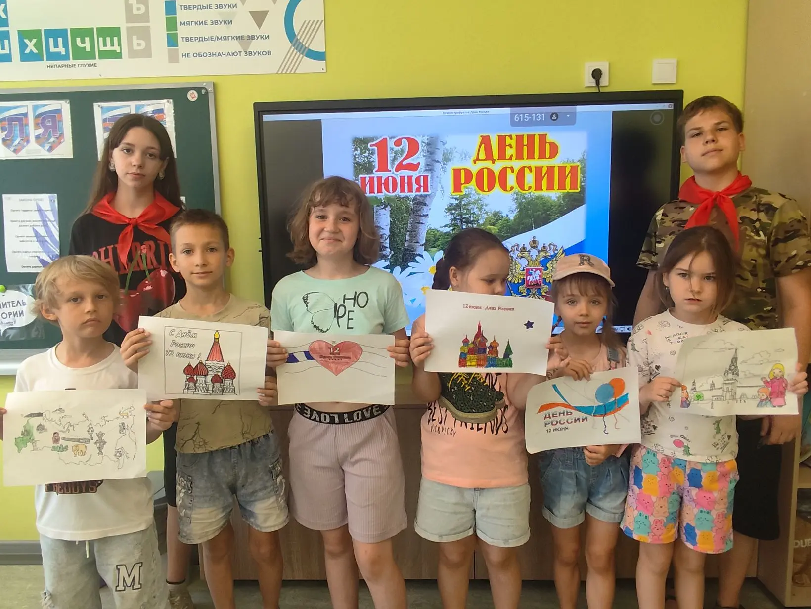 🎨 «Рисуй, Россия!»: как в пришкольном лагере «Орлята России» выразили любовь к Родине через искусст