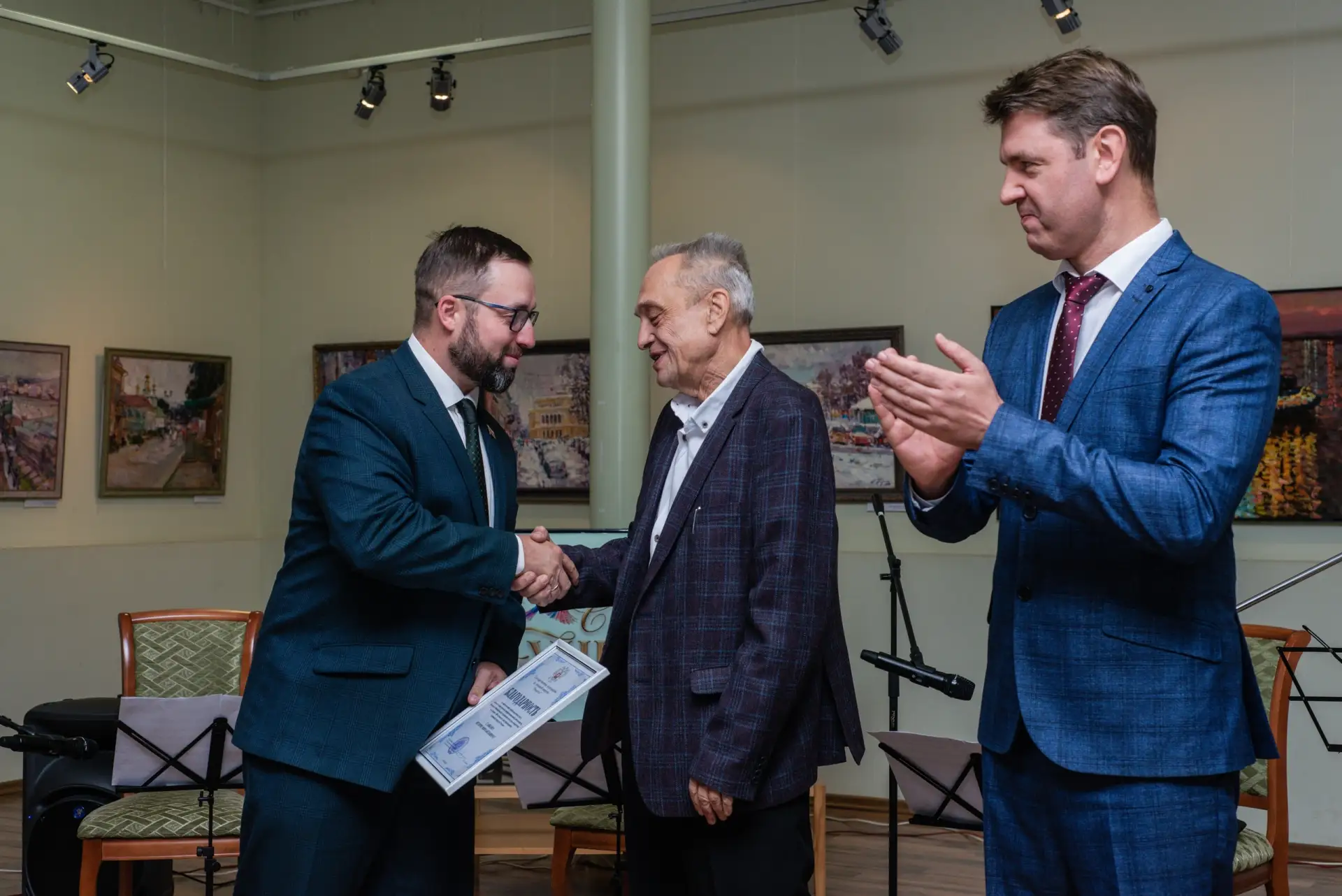 🎓 В художественной галерее Сарова чествовали педагогов культуры