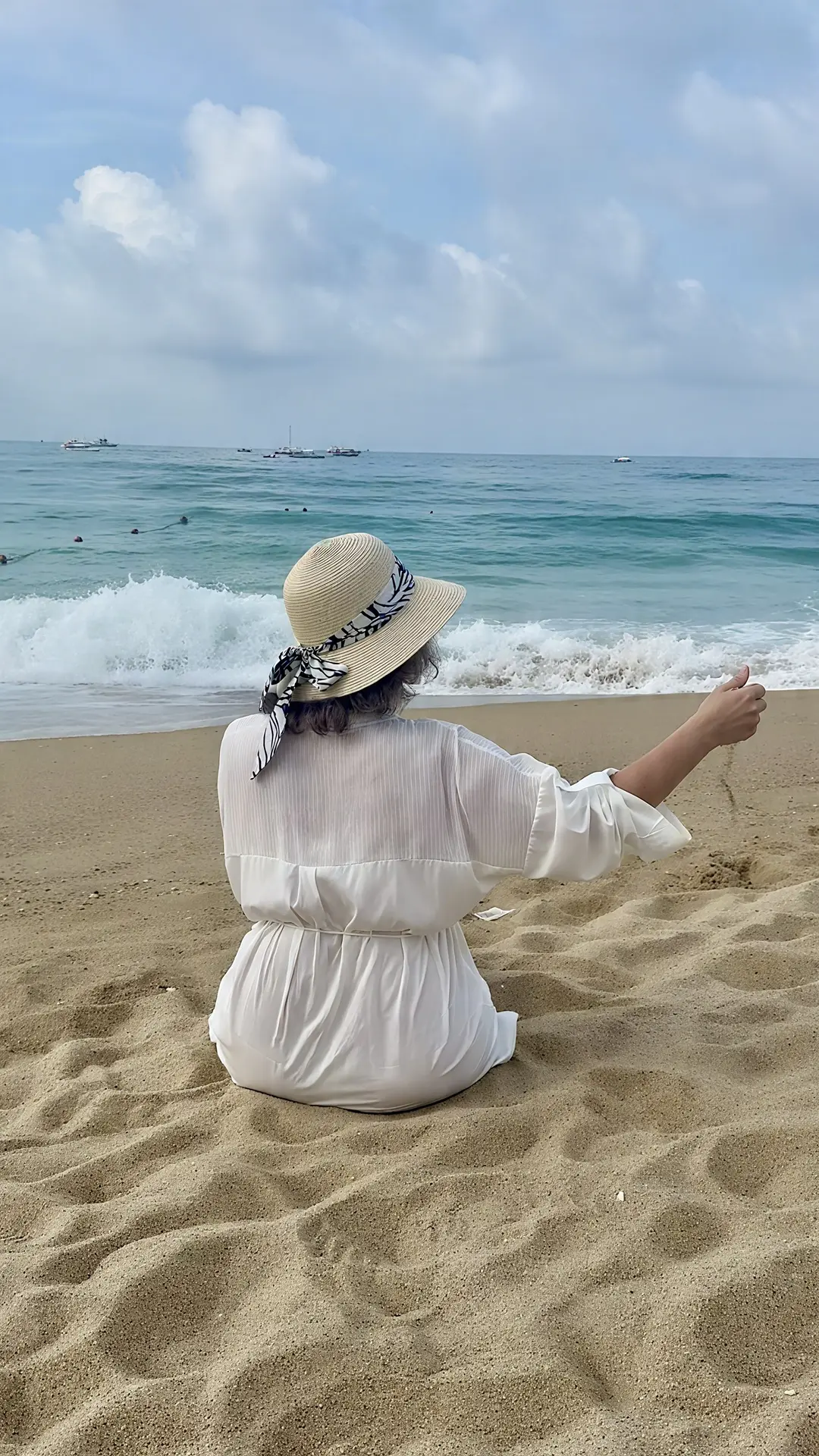 🌴 Наше путешествие по Хайнаню началось с бухты Ялувань (Yalong Bay) — одной из четырёх...