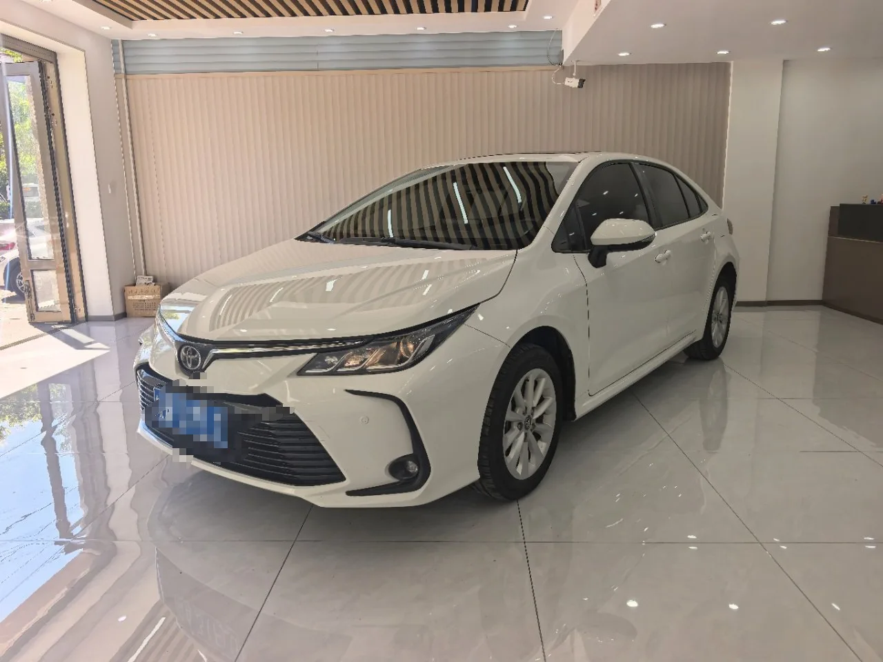 🚗 Наличие: 5 машин — Toyota, Honda, Audi