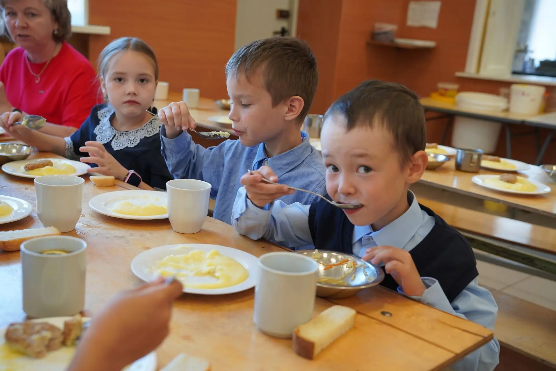 Первый учебный месяц позади, и наши школьники продолжают питаться вкусно, сытно и с удо...