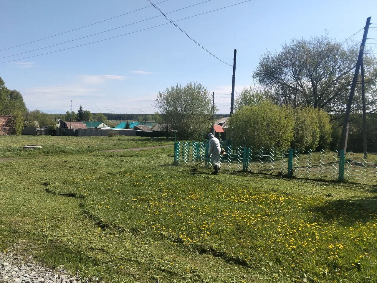 На территории села Листвянка начались работы по окосу  сорной растительности. Это важны...