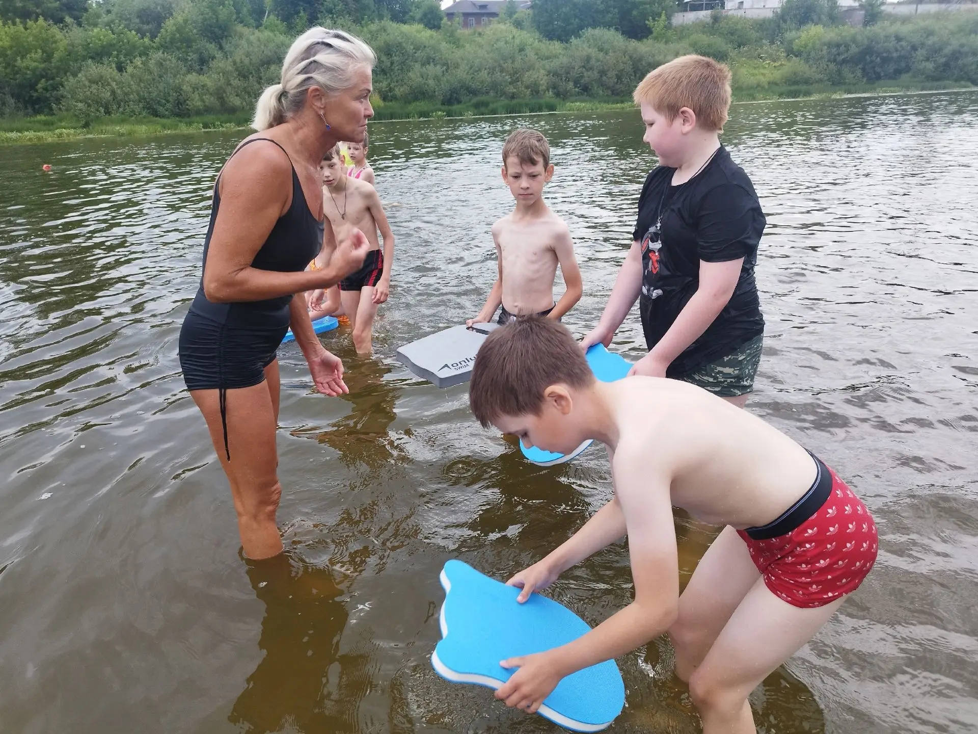 Занятия по плаванию на открытом водоёме необходимы для комплексного физического развития: они укрепл
