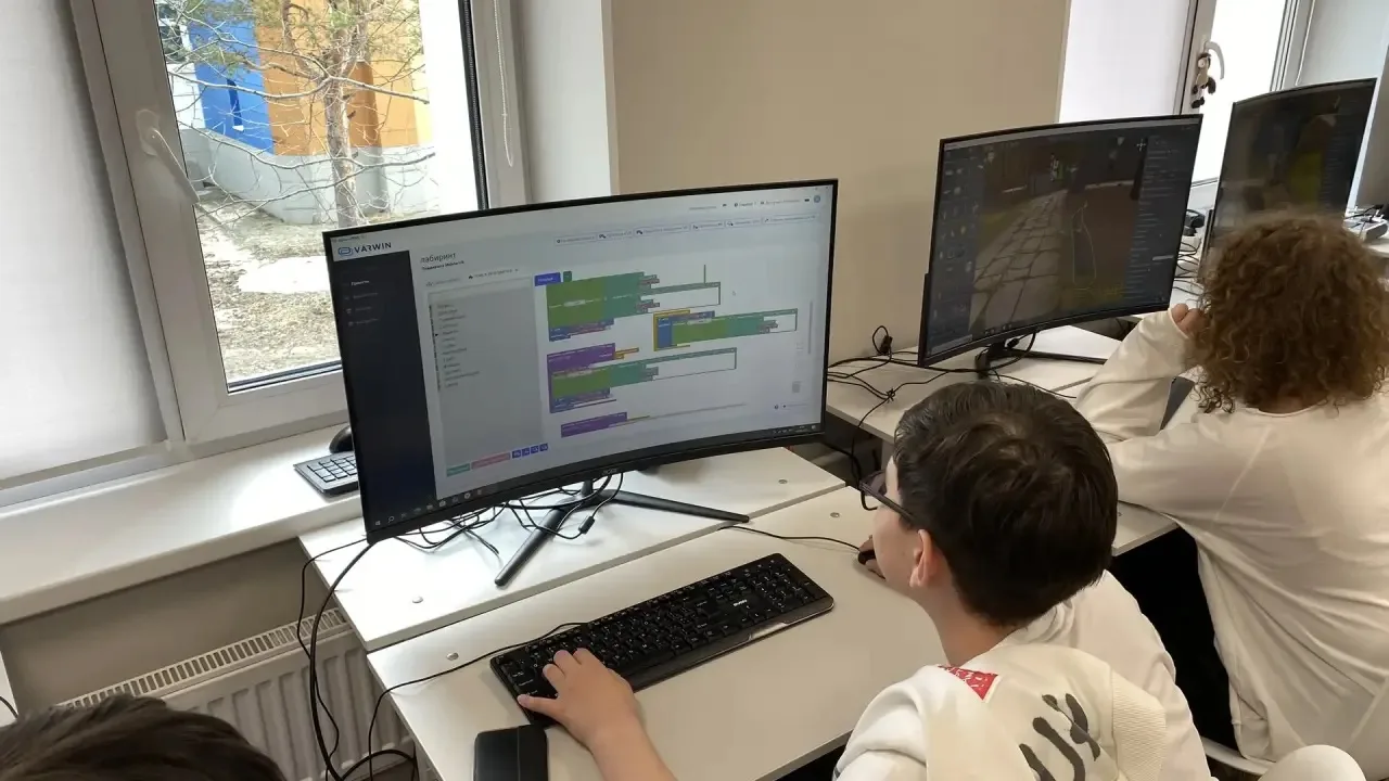 🏆 В нашей школе прошел второй VR-хакатон «Мой мир. Мои правила»! 🎮  5 мая ученики 6а, 6б и 6г классо