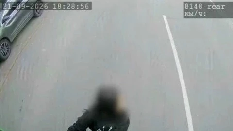 В Челябинске школьница зацепилась за автобус и проехала свою остановку.