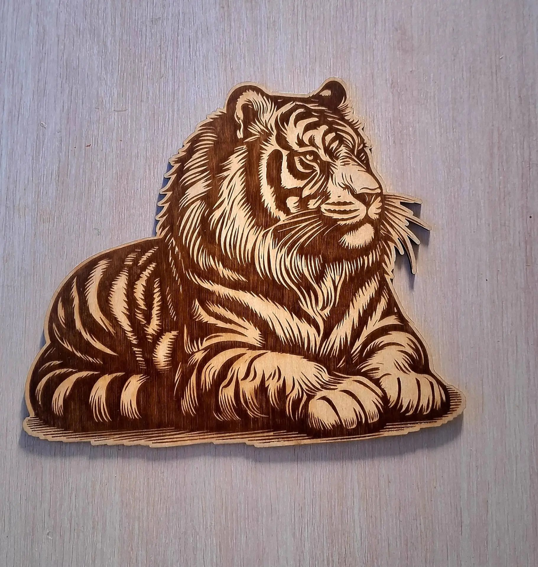 🐅 Гравировка тигра 35х30 см 

Тигр не рычит, не прыгает. Он лежит, расслабленно, чуть отвернувшись,