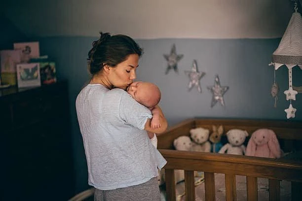 Любители маминых рук ❤️  Носить новорождённого на руках - значит необратимо приучить его  к качанию 