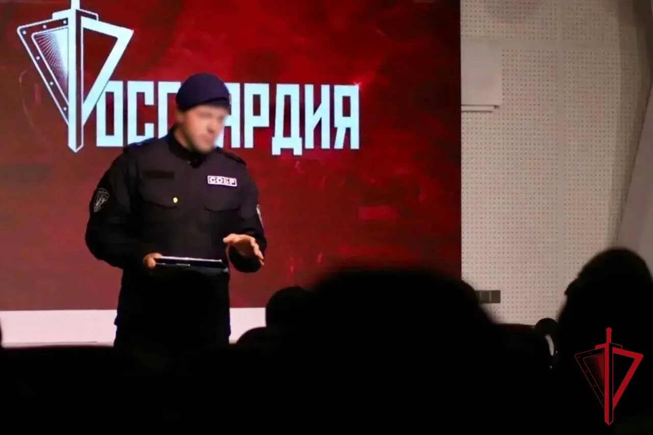 👮 Офицеры СОБР и ОМОН Росгвардии провели урок безопасности для магаданских школьников