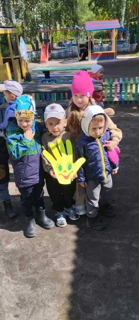 ✨️Встанем дружно в хоровод, 
Руку друга пусть возьмёт 
Каждый друг большой страны. 
Вместе будем я и