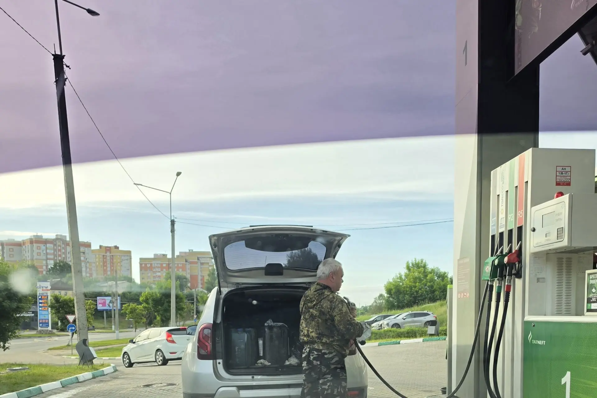 Время 5 утра, деды во всю в канистры льютпотом за гречкой в глобус, вдруг закончится. А потом люди н
