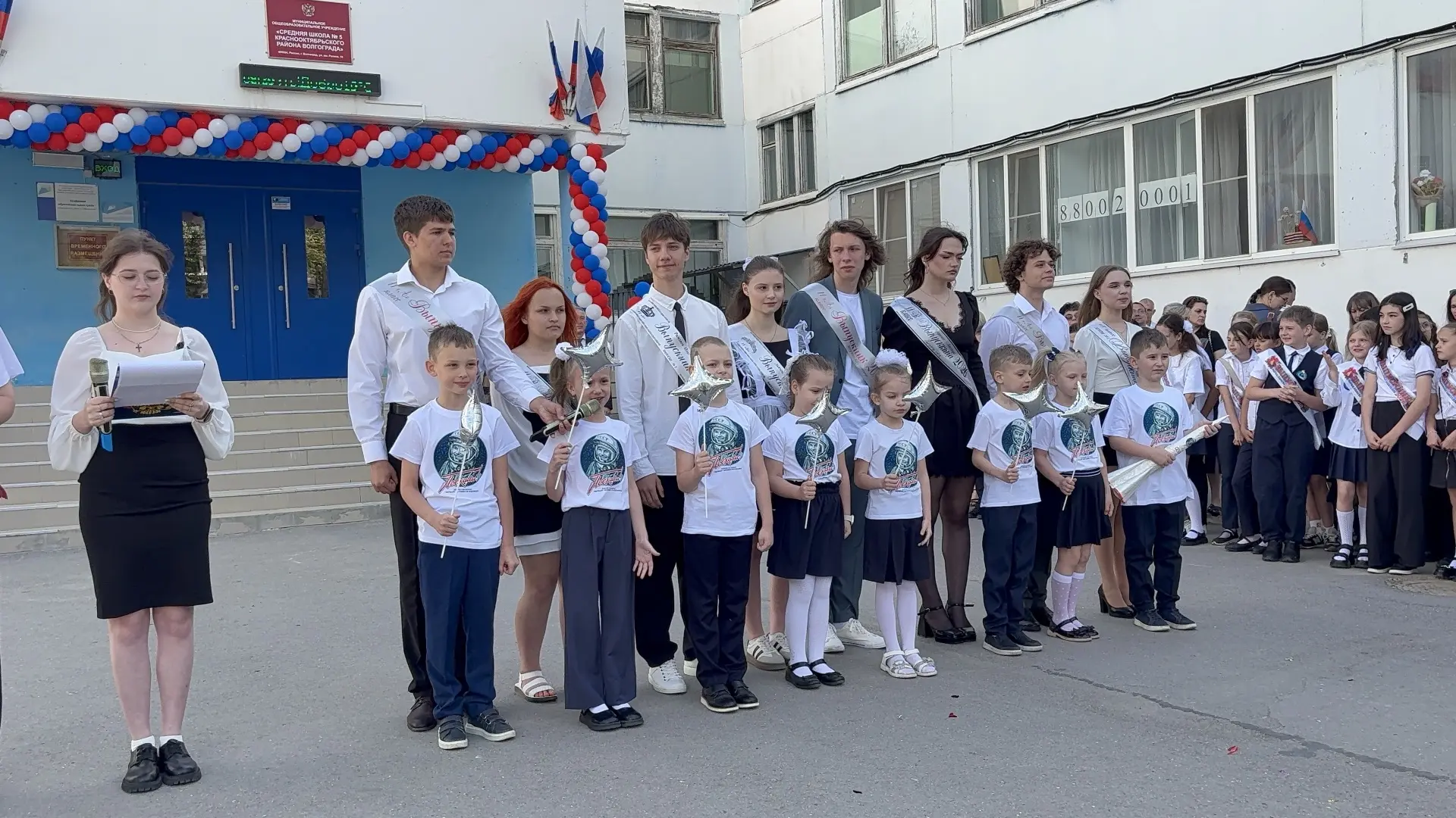 Сегодня в нашей школе прошла долгожданная и волнующая линейка Последнего звонка! 🎉  Это тот самый де