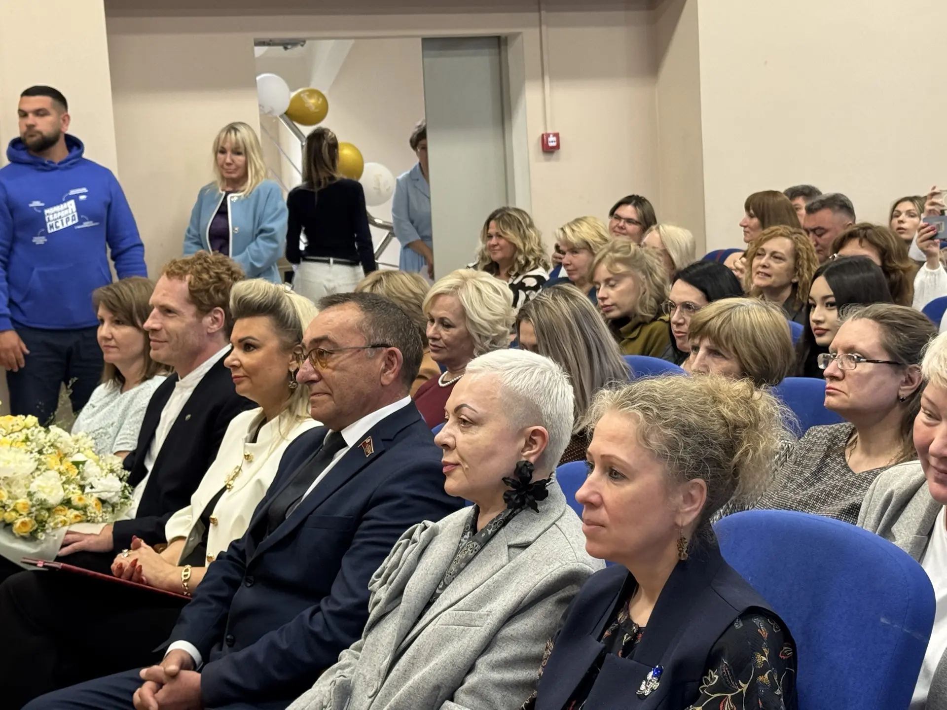 Вот и прозвенел последний звонок для выпускников 11-го «А» класса МОУ «СОШ  имени А. П.Чехова», симв