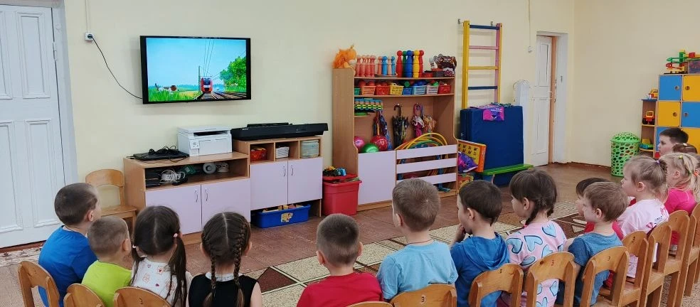 🚦 В старшей группе нашего детского сада прошёл тематический день «Уступи дорогу поезда...