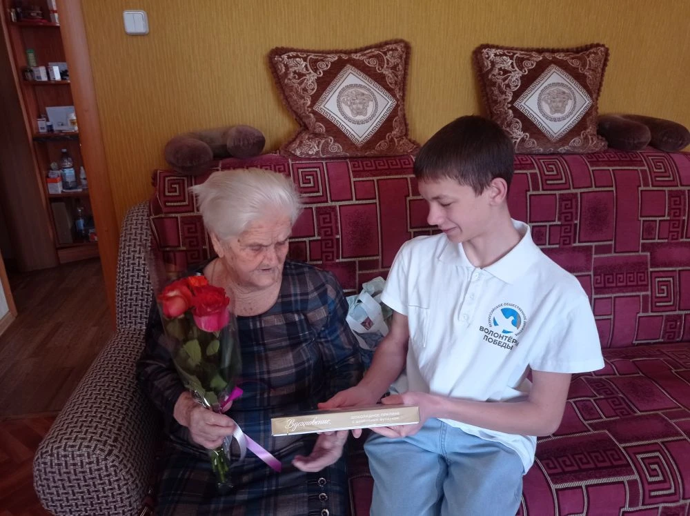 Сегодня волонтеры поздравили с 95 - летием жительницу нашего города Линцову Евдокию Алексеевну. Жела