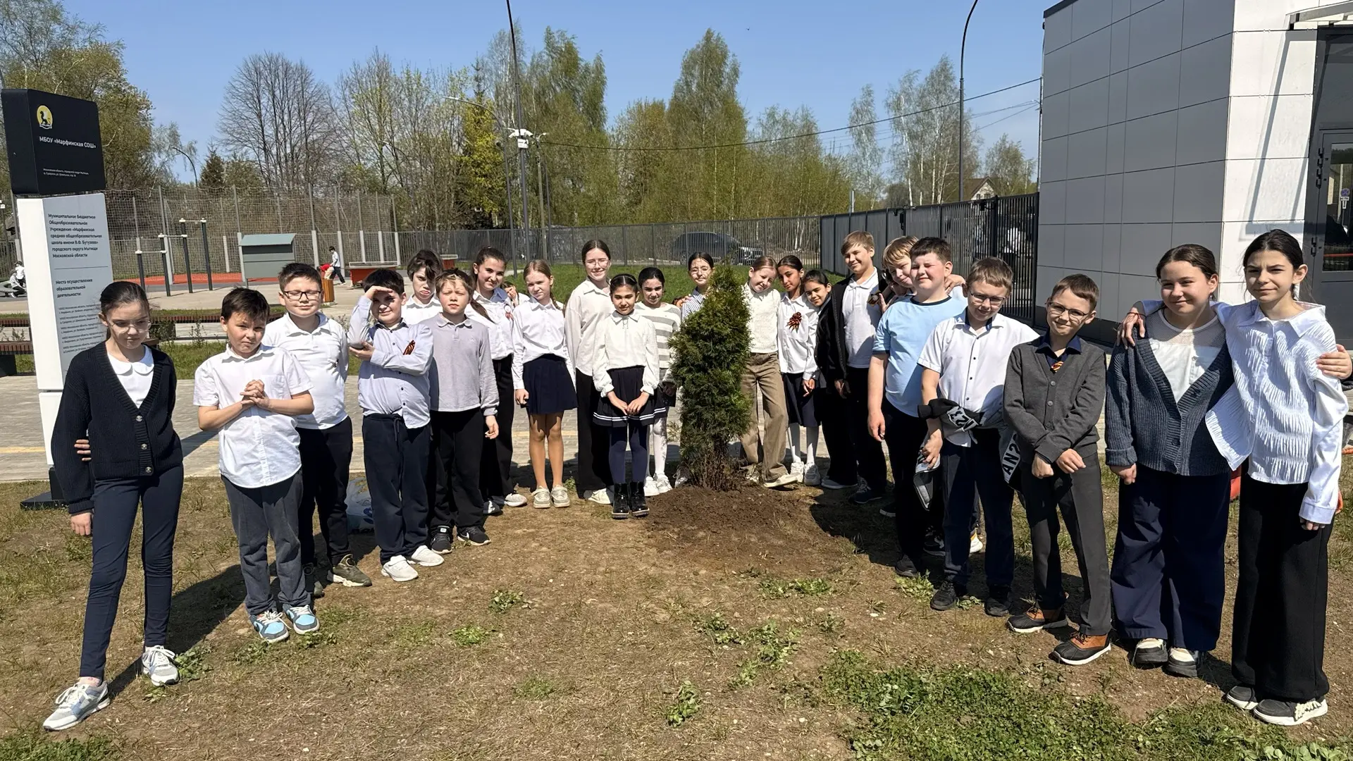🌱 Ученики 4г класса вместе с родителями присоединились к акции «Зелёный школьный двор» и сделали важ