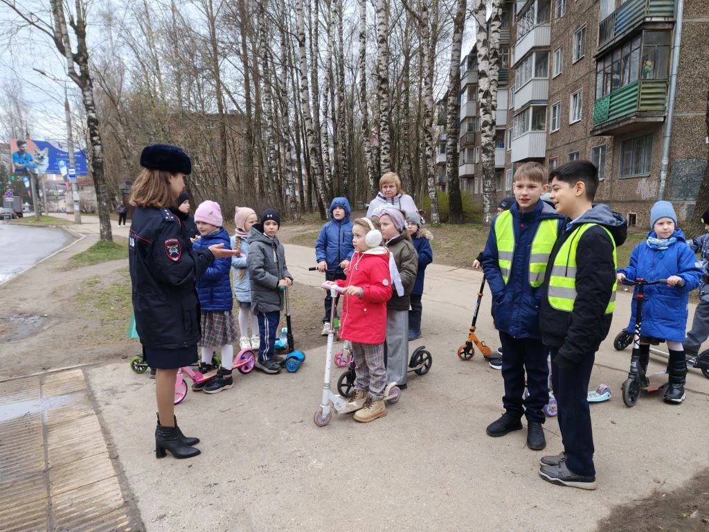 🚦 С наступлением тепла наши первоклассники всё чаще проводят время на свежем воздухе — катаются на в