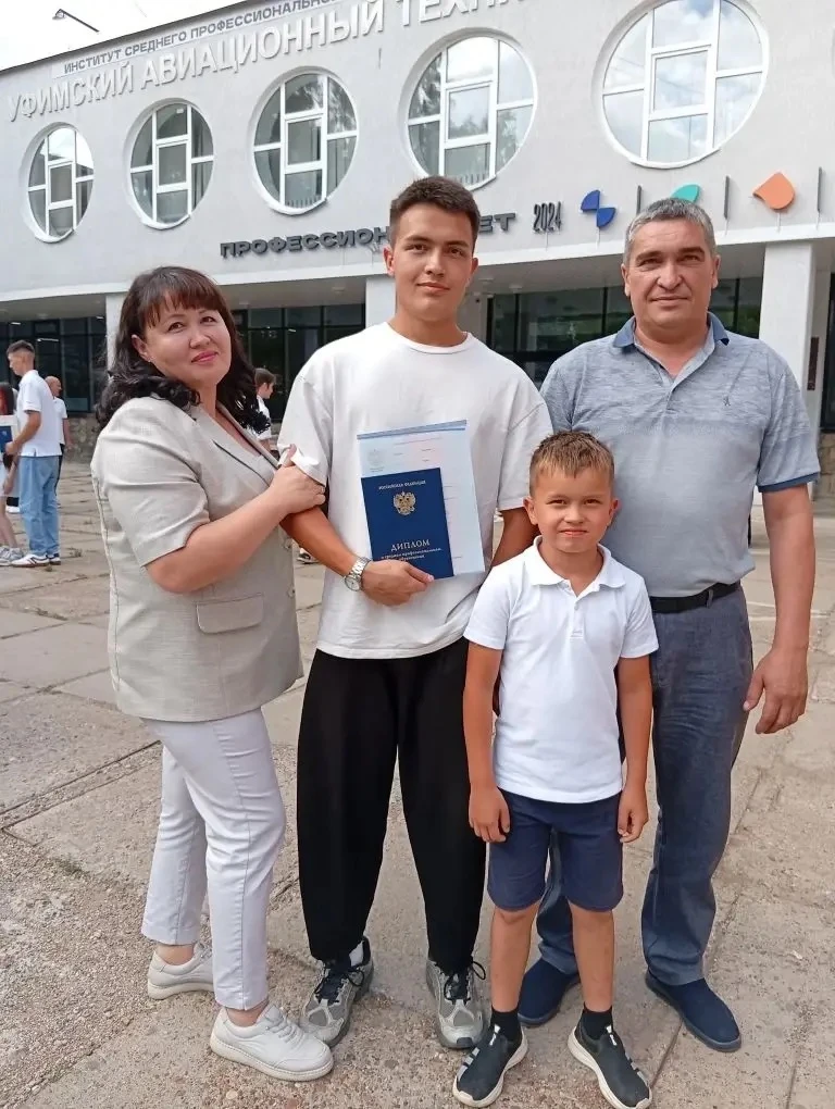 Семья Зинатуллиных присоединяется к флешмобу «Ромашка пожеланий». 

🙌Пусть каждый день начинается с