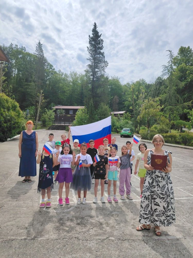 🇷🇺 С Днём России!

Поздравляем учеников, родителей и педагогов с нашим общим праздником! Желаем вс