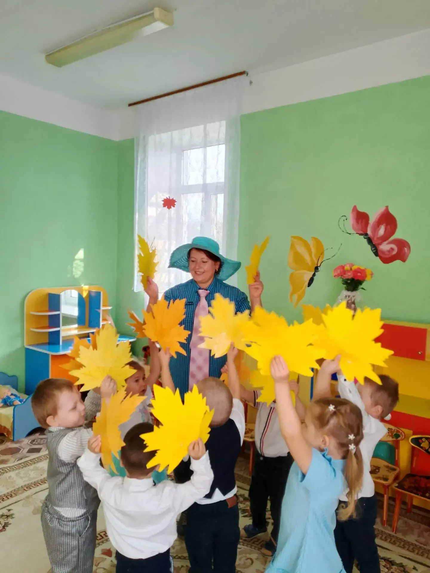 Первый осенний солнечный день и первый необычный для малышей праздник – День знаний. За...