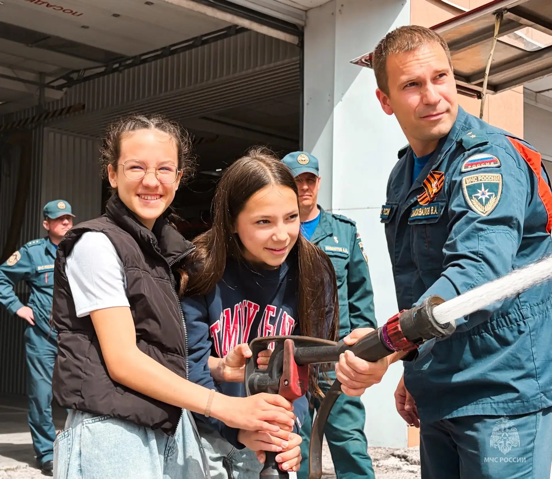 👩‍🚒Знакомство с героической профессией: школьники побывали в гостях у пожарных   Младшие школьники л